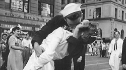 el marinero besando