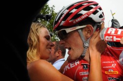 Tony Gallopin y su novia, la ciclista Marion Rousse, en la llegada de Mulhouse (etapa 9) el pasado día 13. FOTO:ASO/G.Demouveaux.