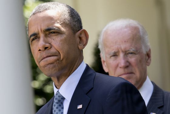 El presidente Obama, acompañado del vicepresidente Joe Biden. / Jacquelyn Martin (AP)  