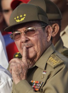 Cuba's President Raul Castro attends an event marking the 1953 assault on the Moncada military barracks in Holguin, Cuba, July 26, 2009. REUTERS/Enrique De La Osa (CUBA POLITICS ANNIVERSARY)